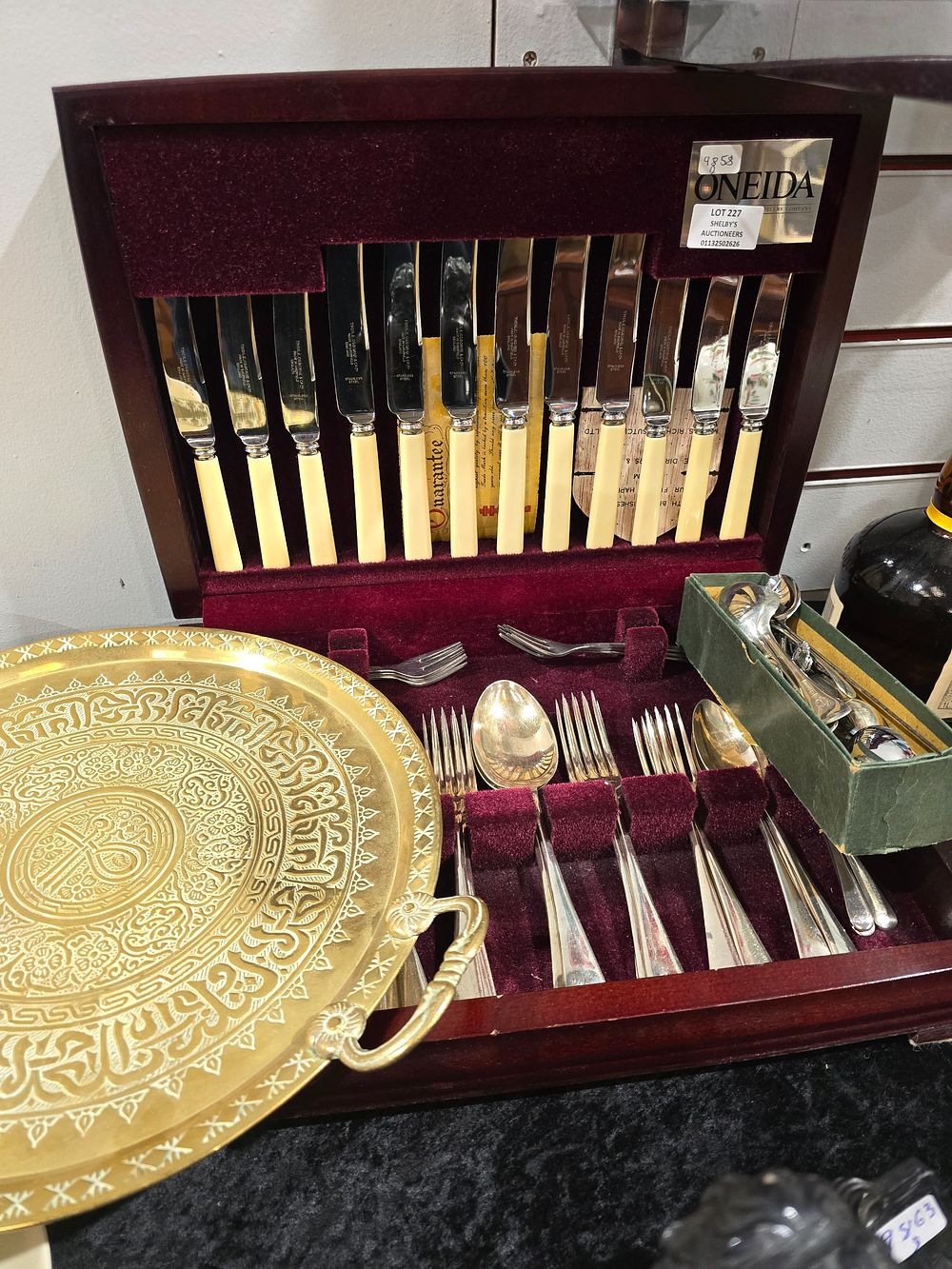 Lot 227: 1 X ONEIDA CUTLERY CANTEEN WITH CUTLERY AND...