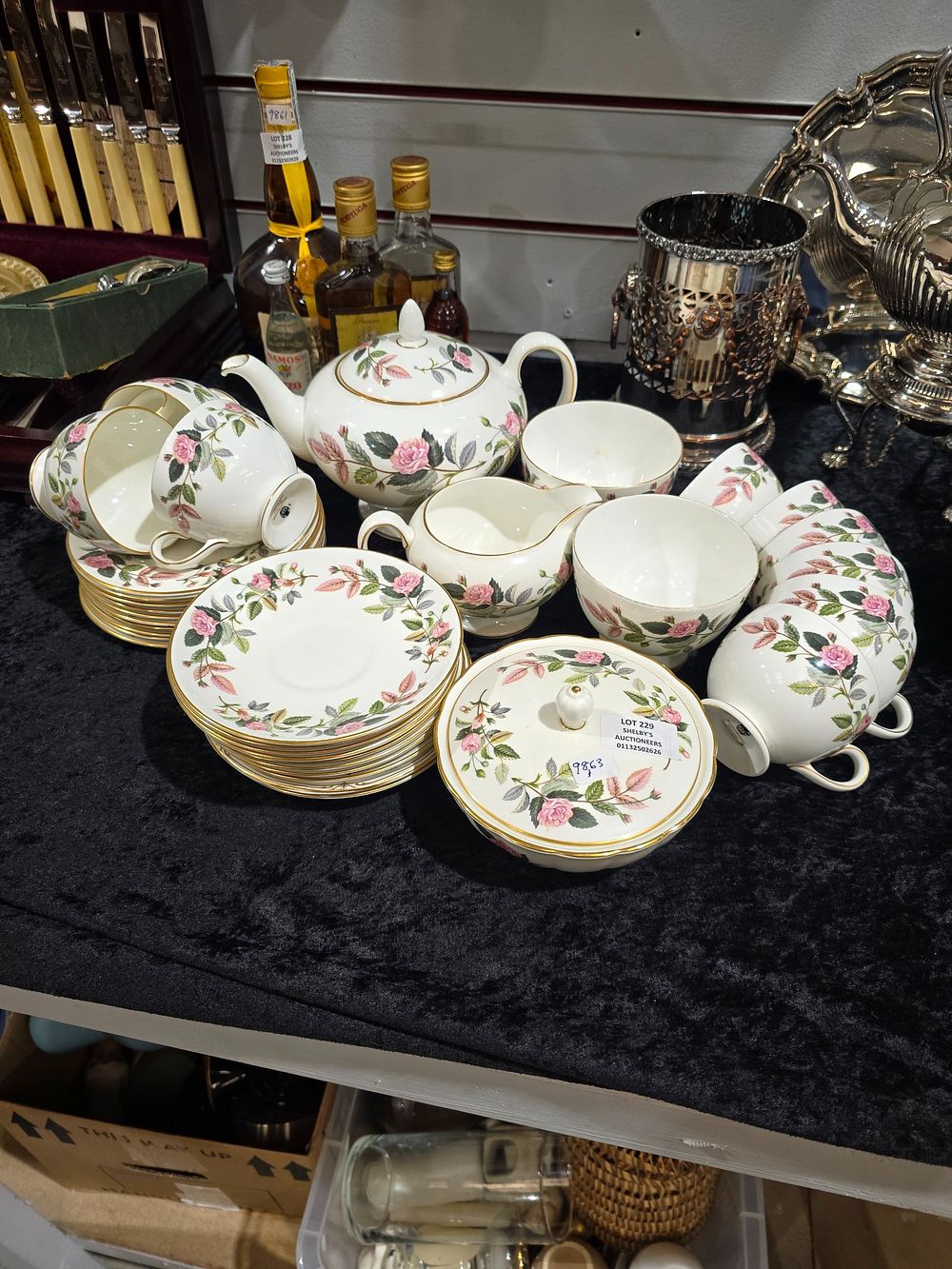 Lot 229: 34 PIECES OF WEDGWOOD PORCELAIN ROSES PATTERN TEA...