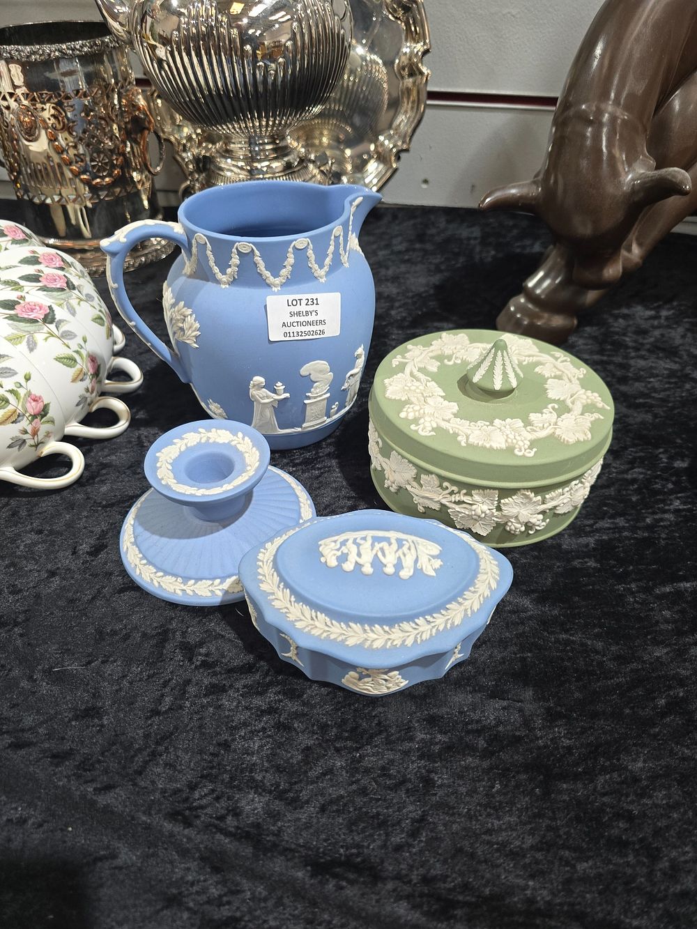 Lot 231: 4 X PIECES OF WEDGWOOD POTTERY WARE ITEMS