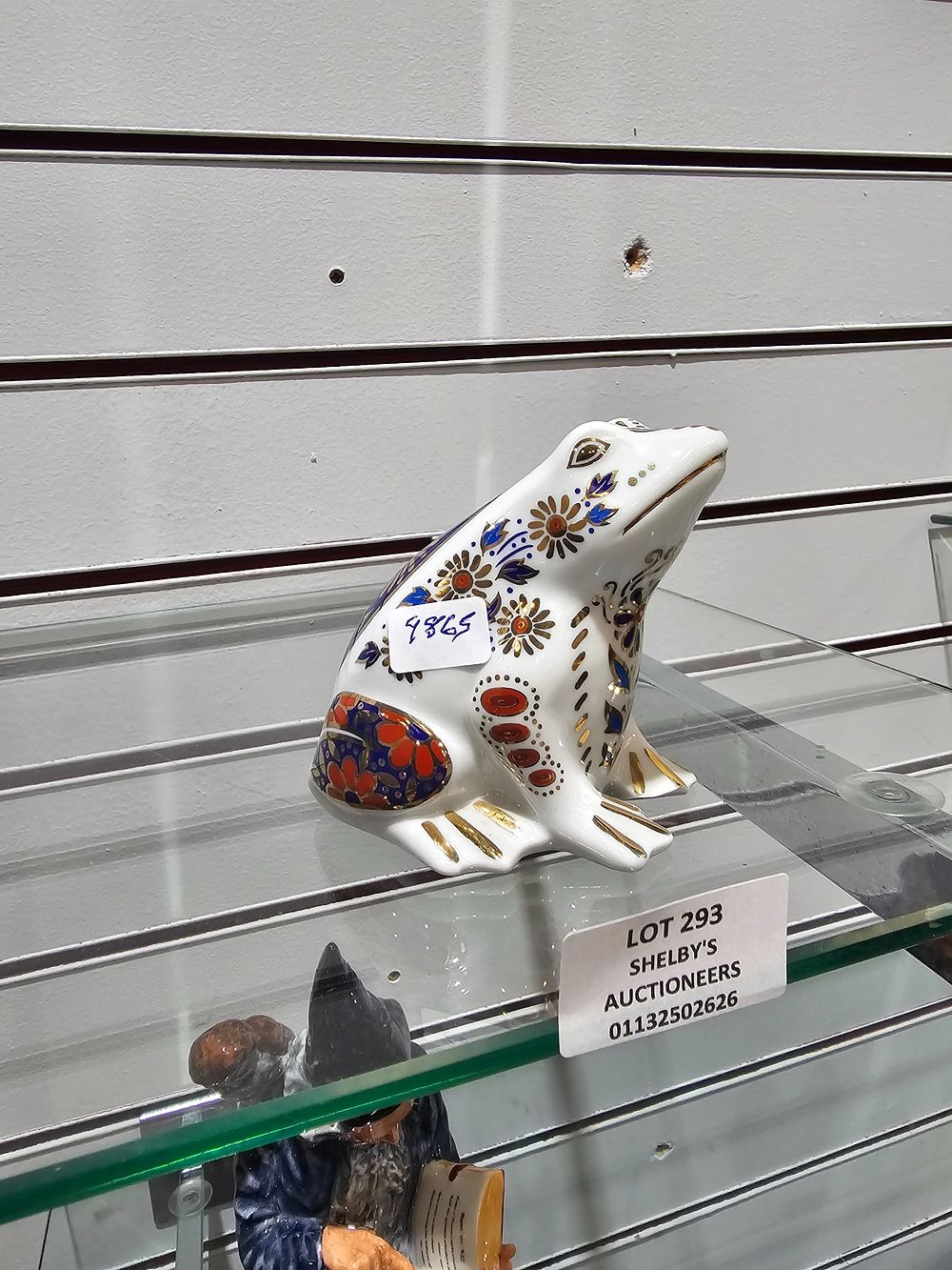 Lot 293: 1 X IMARI PORCELAINWARE JAPAN FROG FIGURINE
