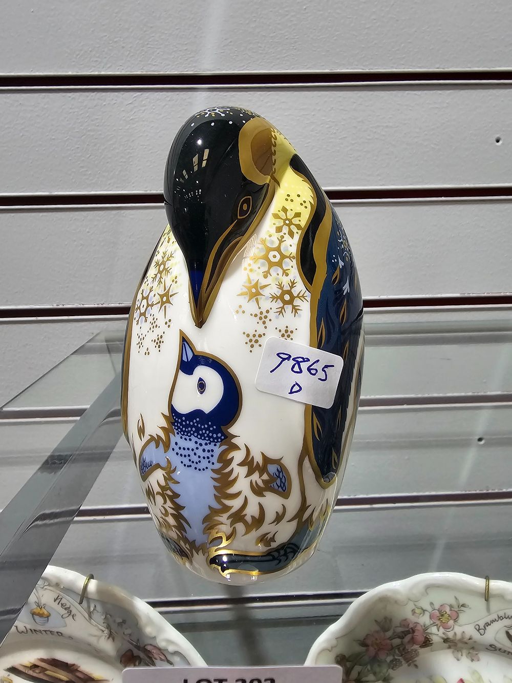 Lot 303: 1 X ROYAL CROWN DERBY PAPERWEIGHT PENGUINE AND...