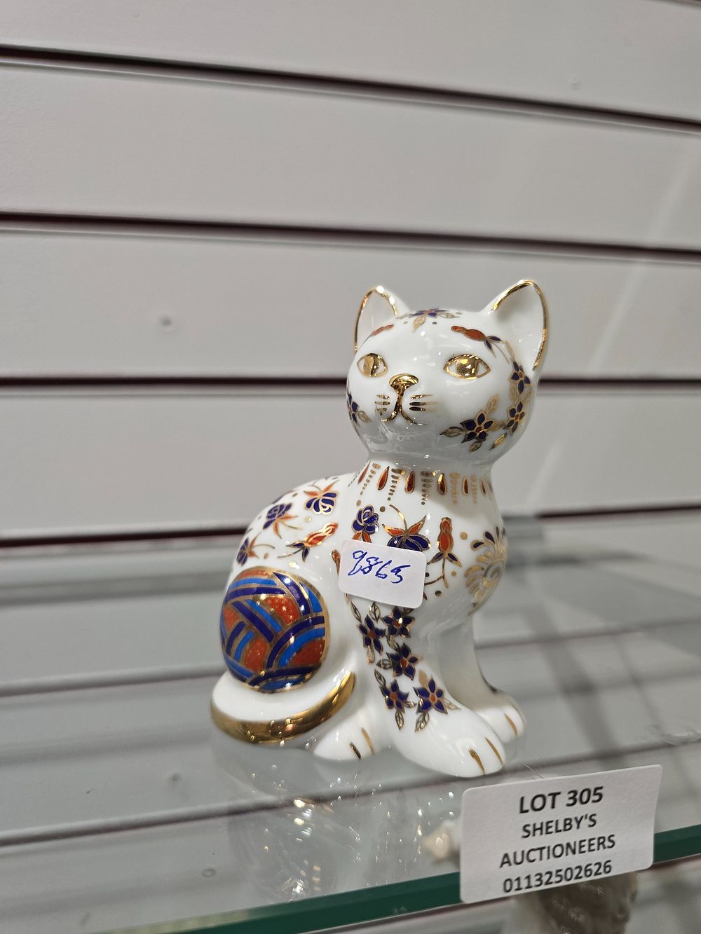 Lot 305: 1 X IMARI PORCELANWARE JAPAN CAT FIGURINE