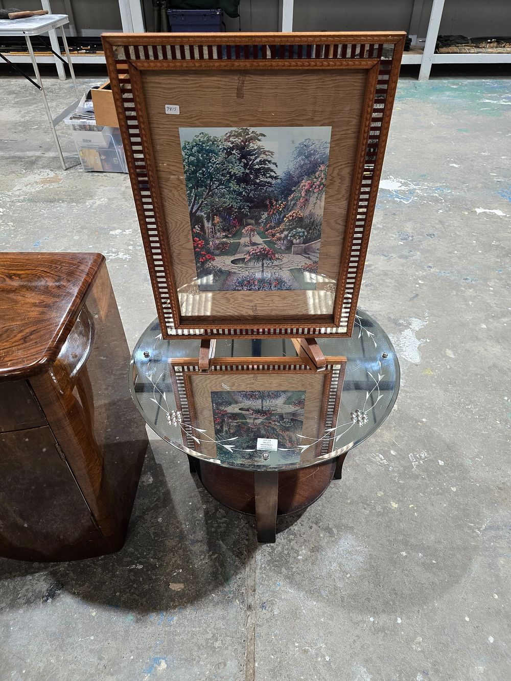 Lot 14: 1X MIRRORED TOP TABLE WITH VINTAGE FIRE SCREEN
