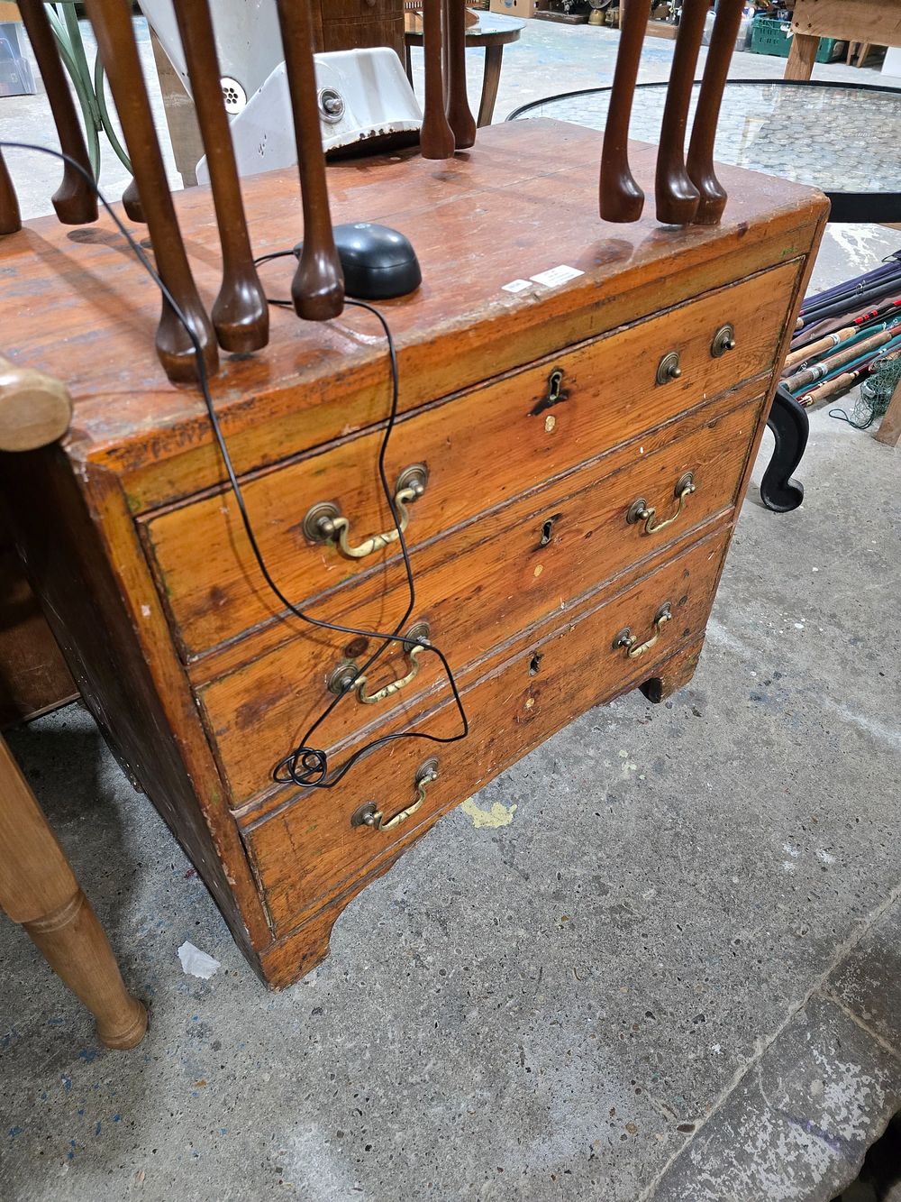 Lot 30: 1 X GEORGIAN 3 DRAWER OAK CHEST OF...