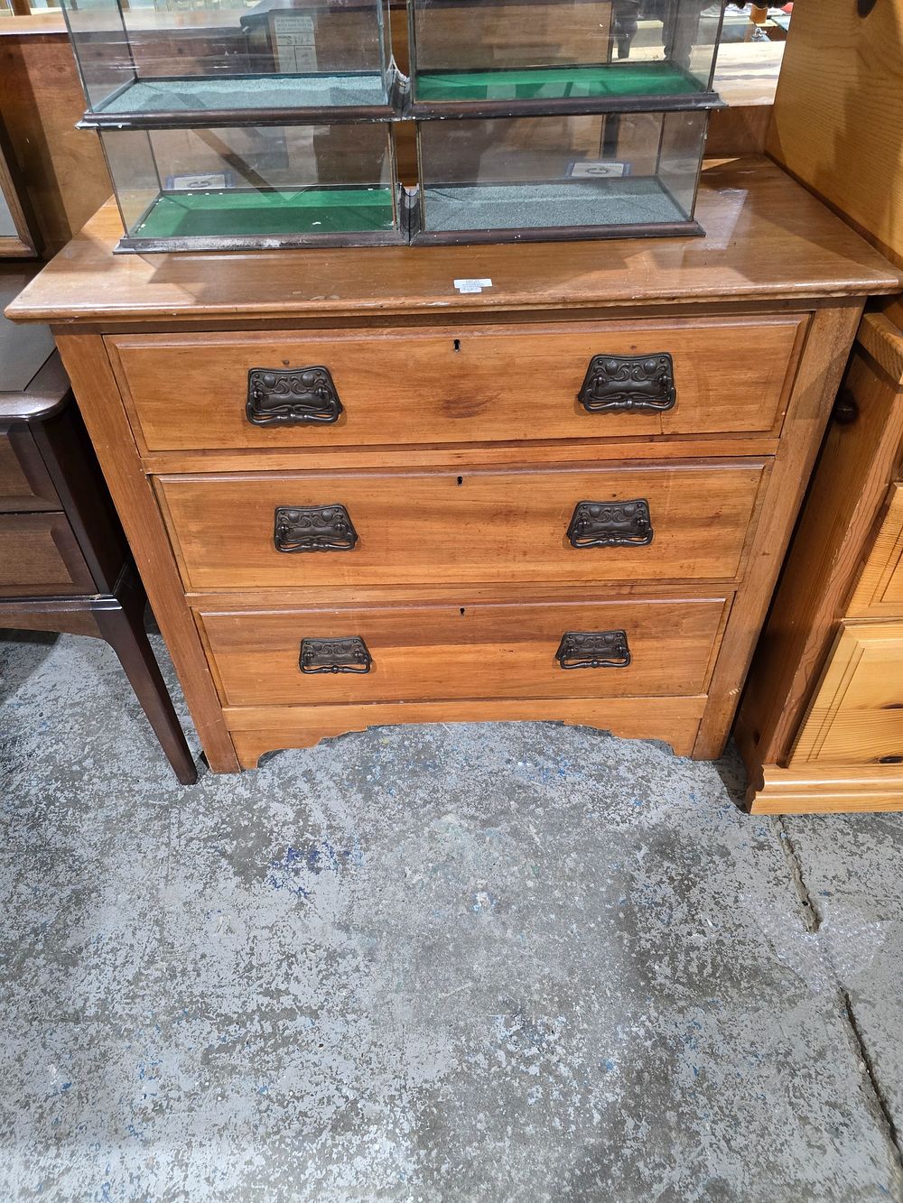 Lot 52: 1 X EDWARDIAN OAK 3 DRAWER CHEST OF...