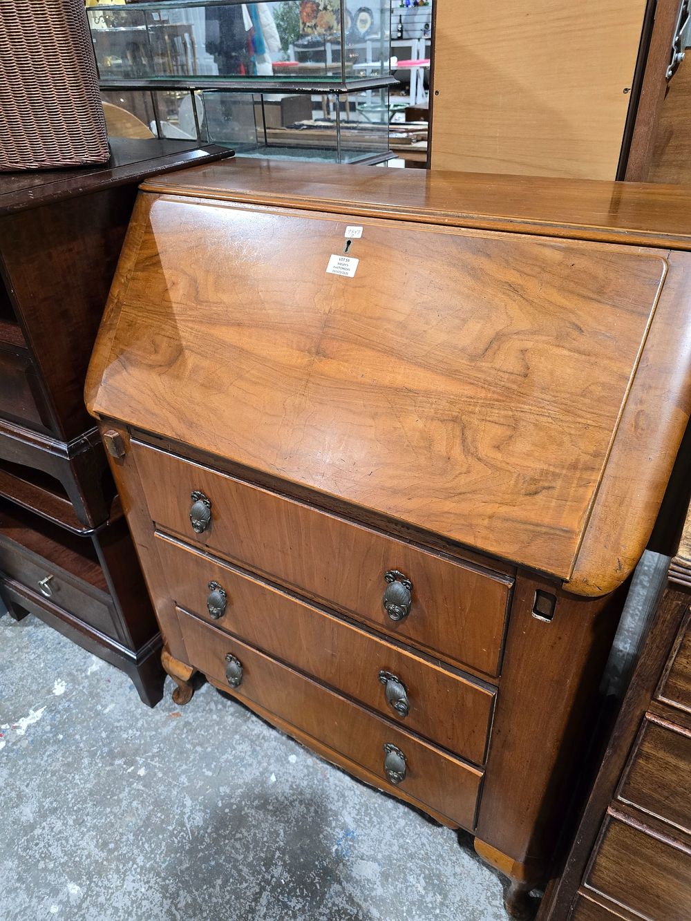 Lot 59: 1 X 1950S OAK BUREAU