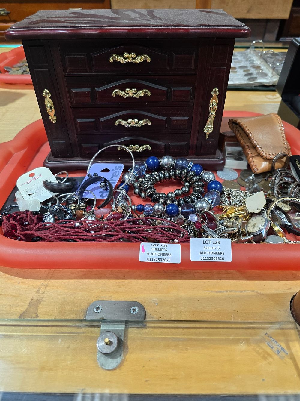 Lot 129: 1 X TRAY CONTAINING COSTUME JEWELLRY COINS VINTAGE...