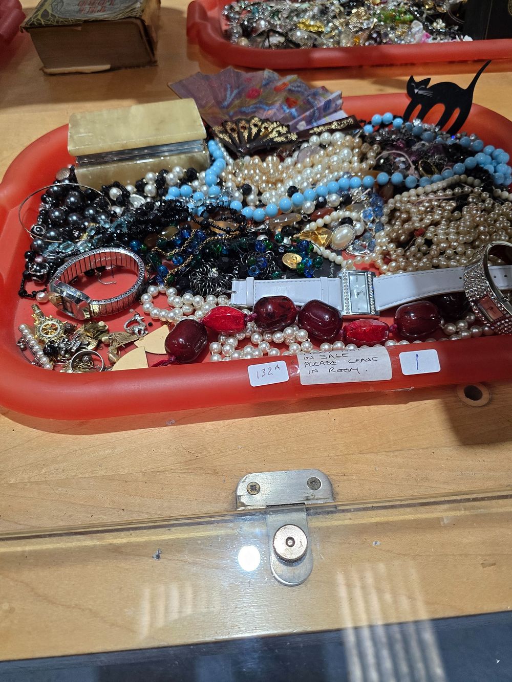 Lot 132A: 1 X TRAY CONTAINING COSTUME JEWELLERY WATCHES ETC