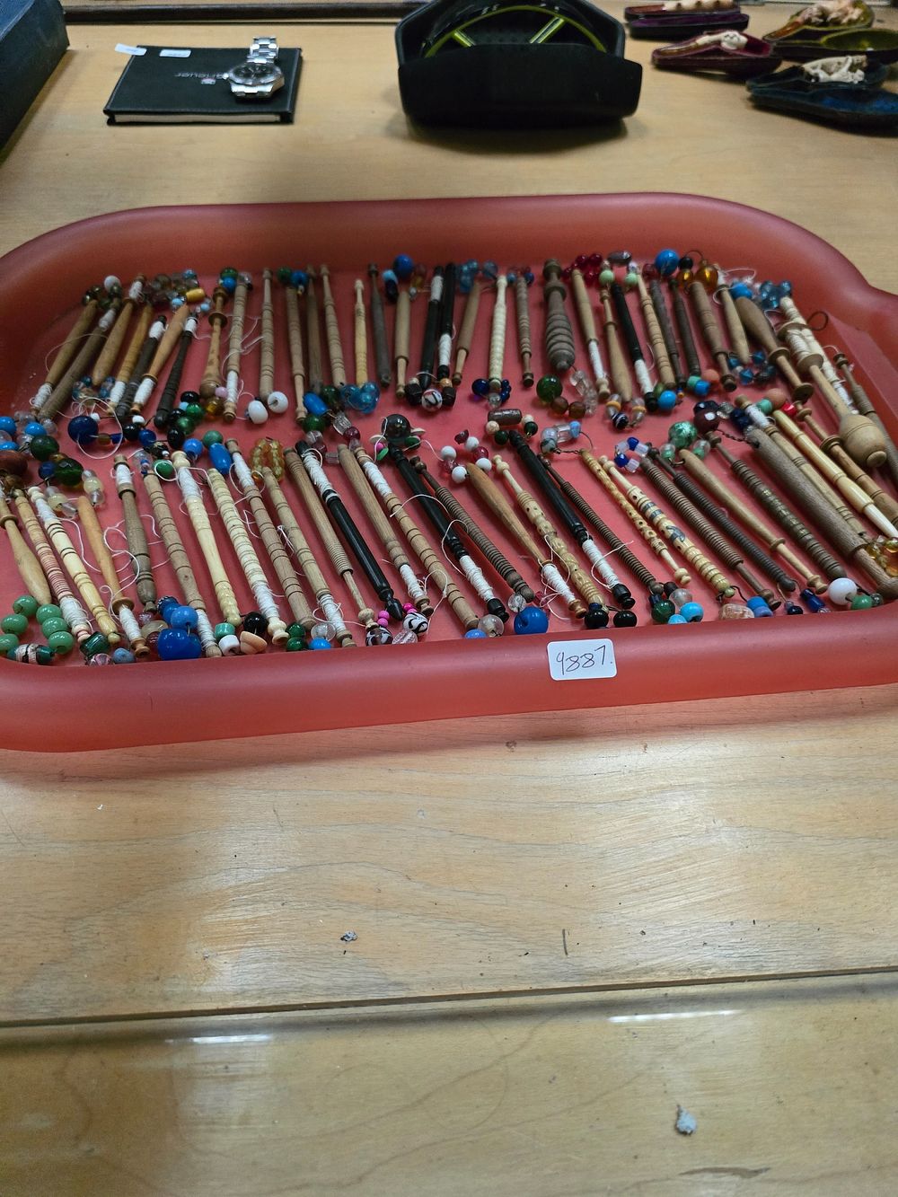 Lot 148: 1 X TRAY CONTAINING LARGE AMOUNT OF WOODEN...