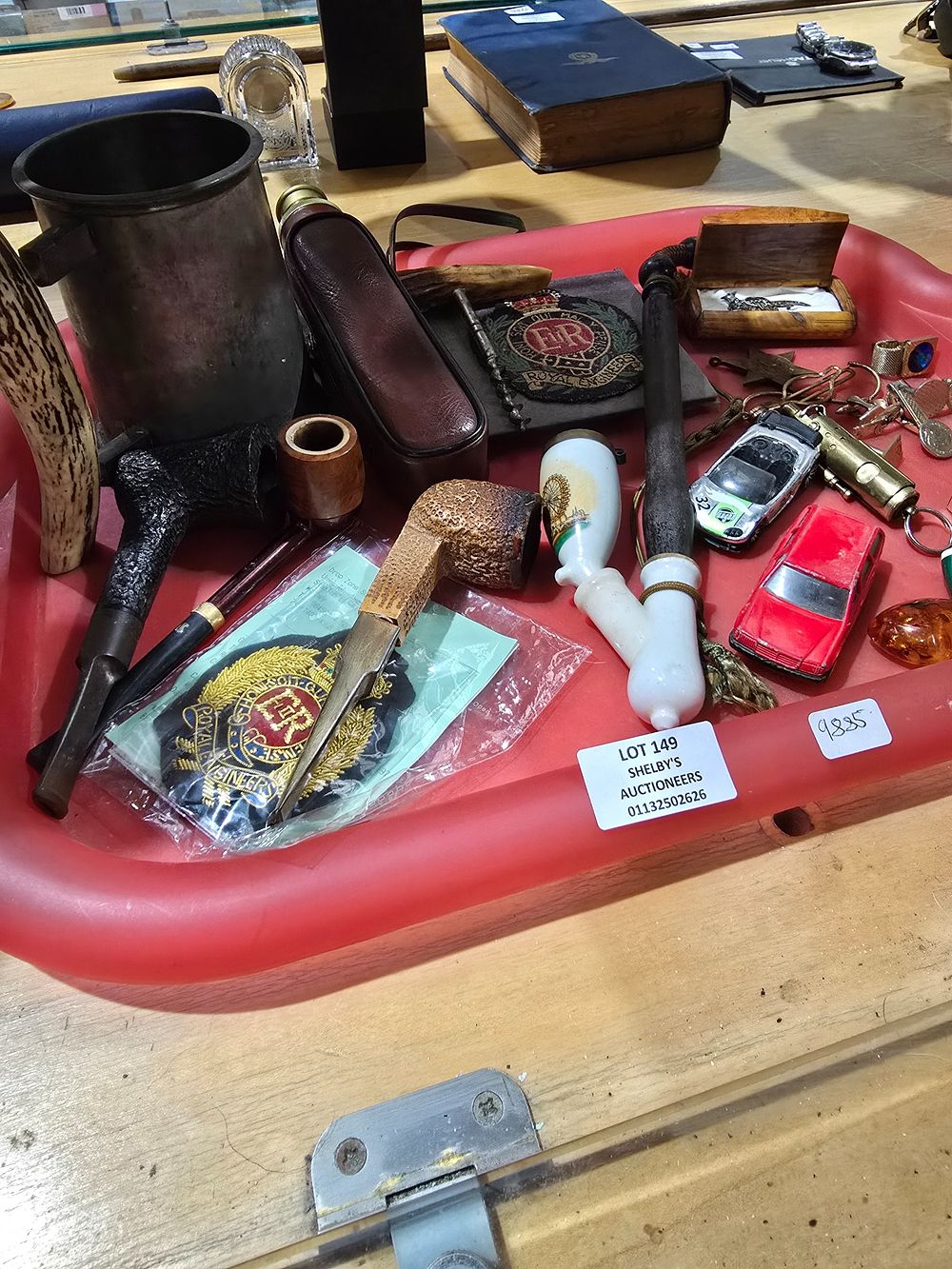 Lot 149: 1 X TRAY CONTAINING SMOKERS PIPES HAND TELESCOPE...