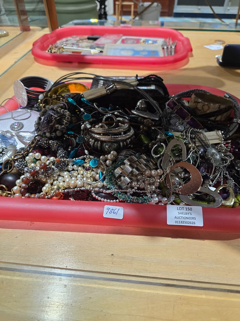 Lot 150: 1 X TRAY CONTAINING COSTUME JEWELLERY WARE