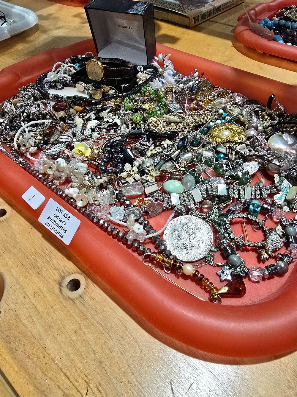 Lot 153: 1 X TRAY CONTAINING COSTUME JEWELLERY WITH ACCURIST...