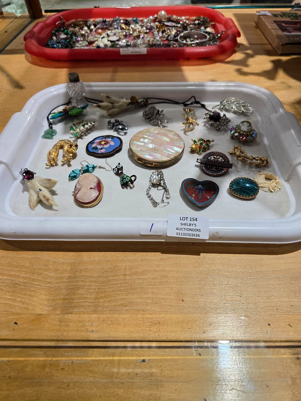 Lot 154: 1 X TRAY CONTAINING VARIOUS AGE BROOCHES WITH...