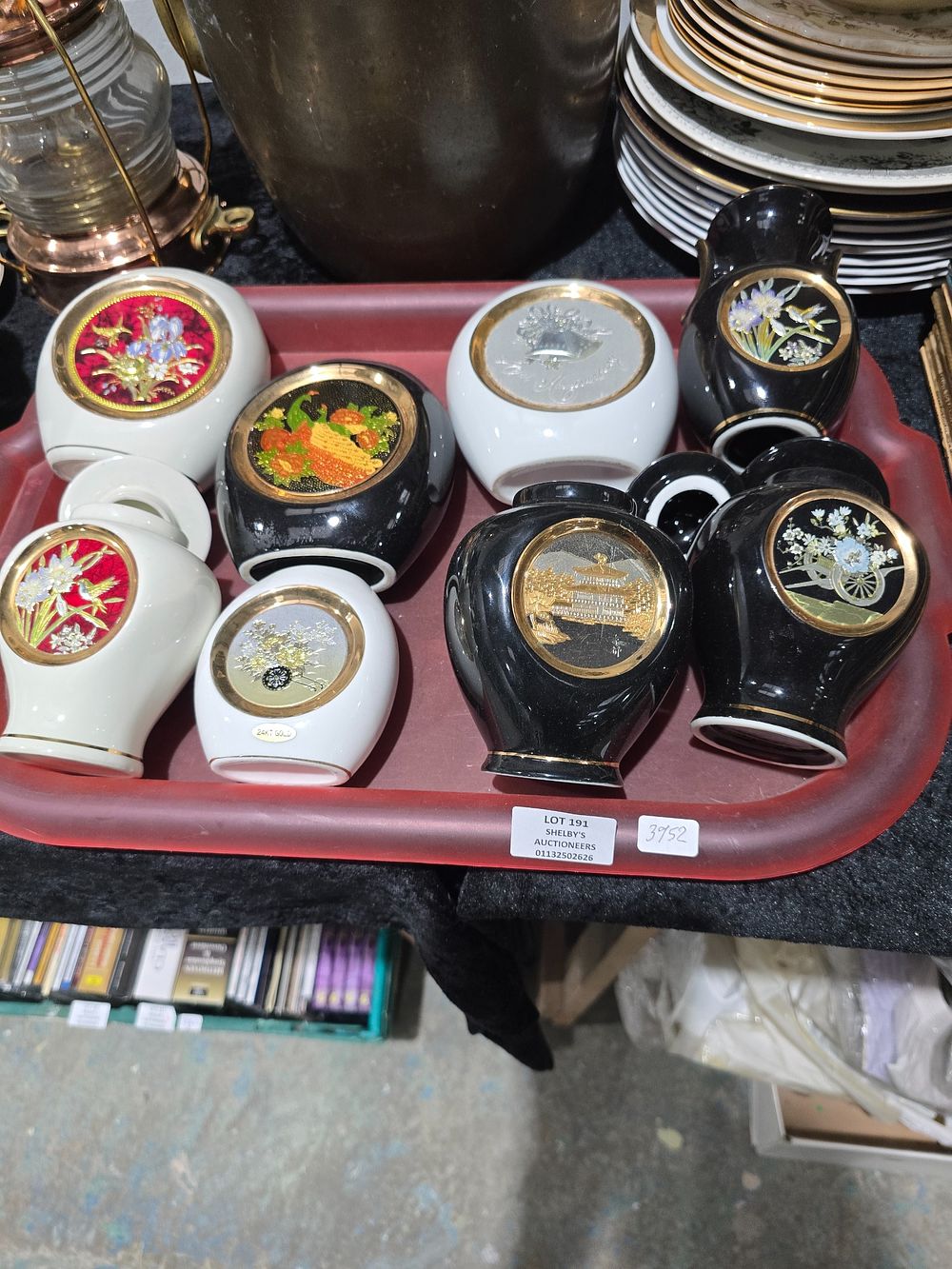 Lot 191: SELECTION OF VARIOUS CHOKIN POTTERY WARE ITEMS