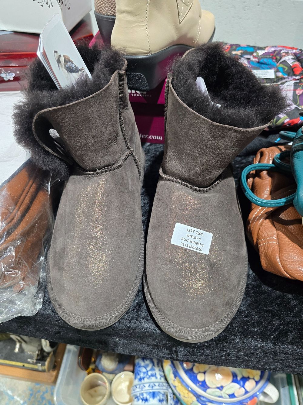 Lot 194: 1 X PAIR OF NEW WITH TAGS EMU...