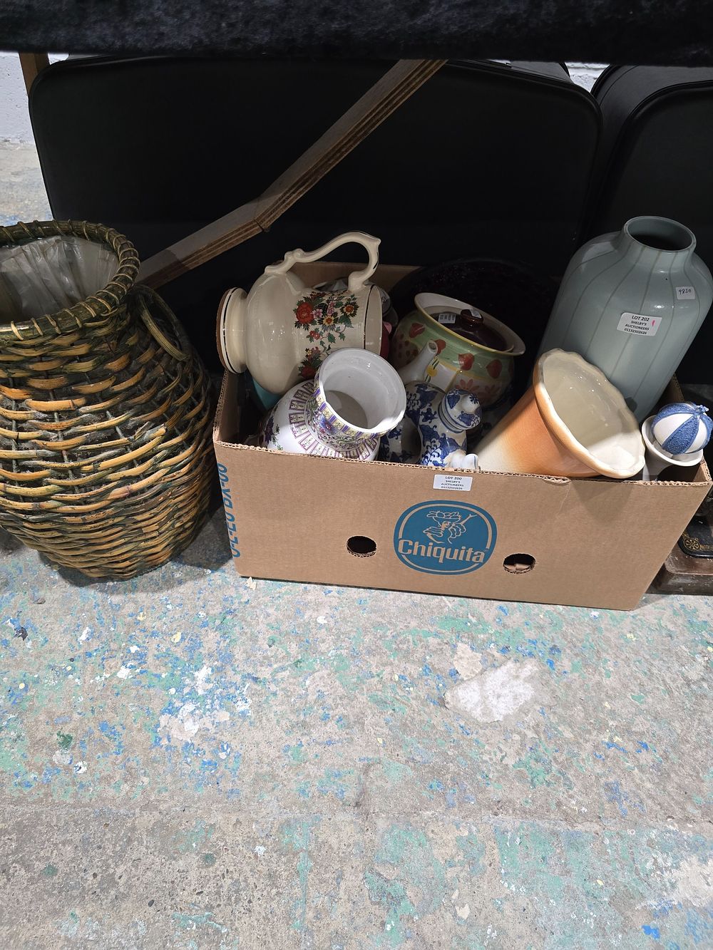 Lot 200: 1 X BOX CONTAINING POTTERY WARE ITEMS VASES...