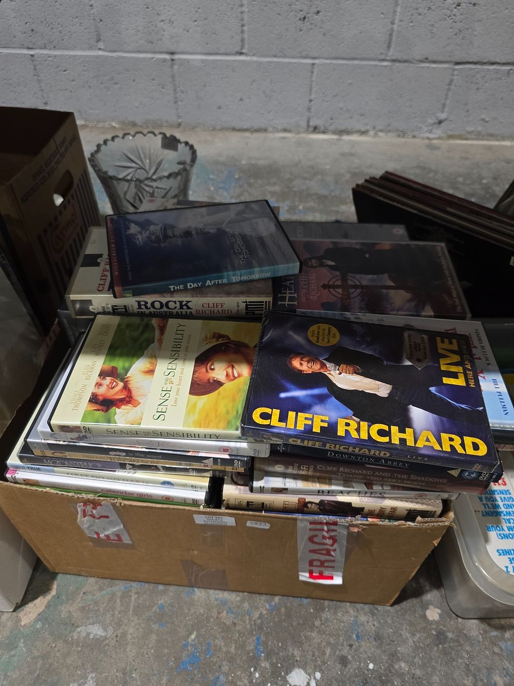 Lot 207: 1 X BOX CONTAINING LARGE AMOUNT OF VARIOUS...