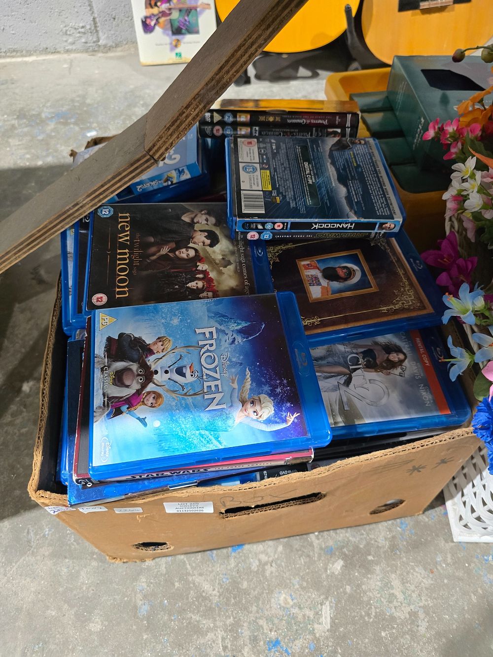 Lot 209: 1 X BOX CONTAINING LARGE AMOUNT OF BLUE...