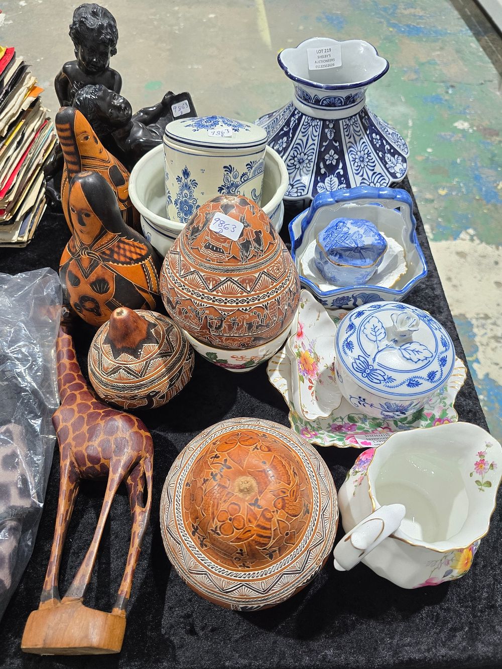 Lot 219: SELECTION OF POTTERY WARE ITEMS WITH GIRAFFE ETC