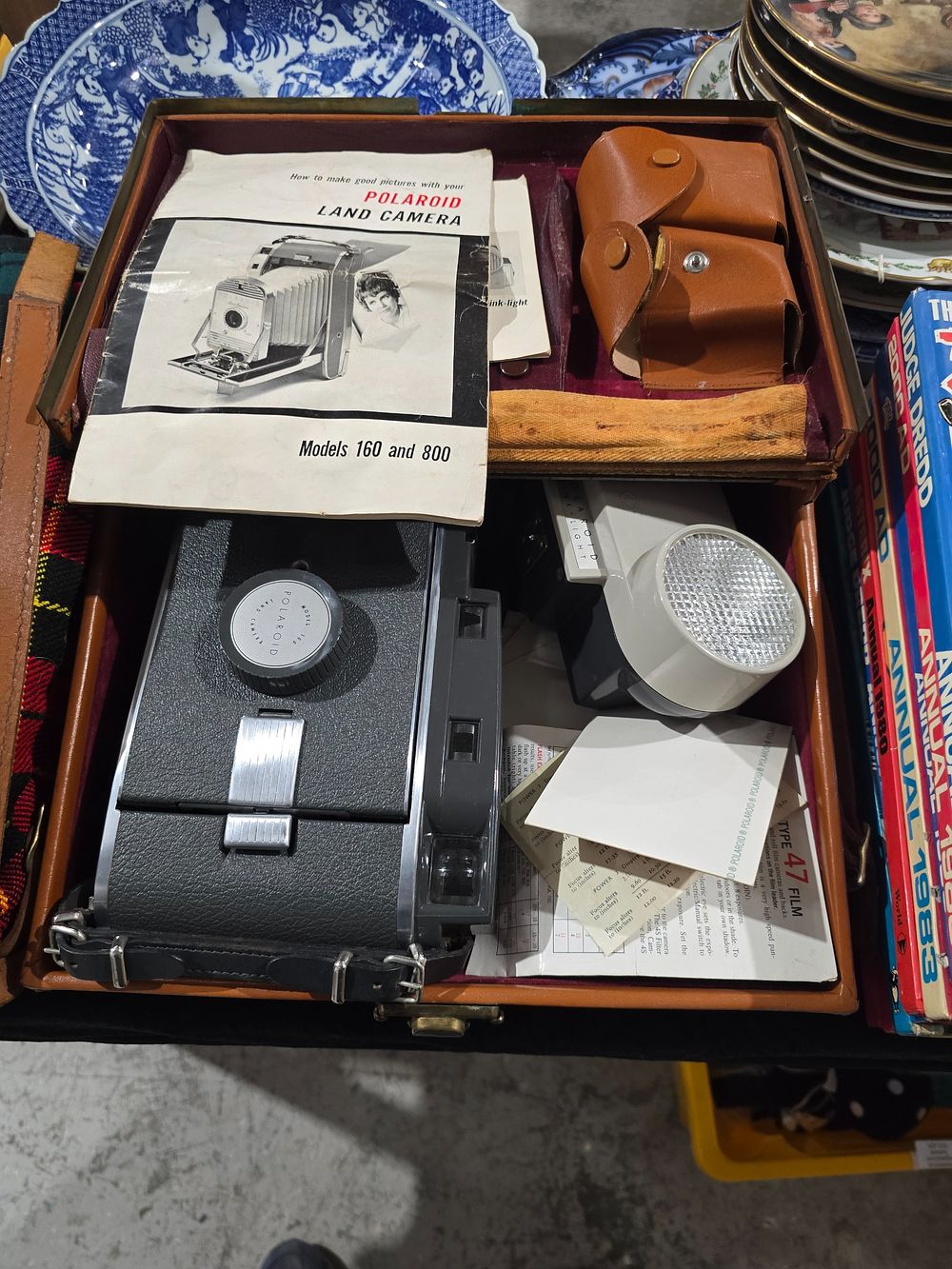 Lot 237: 1 X VINTAGE POLAROID LAND CAMERA IN CASE