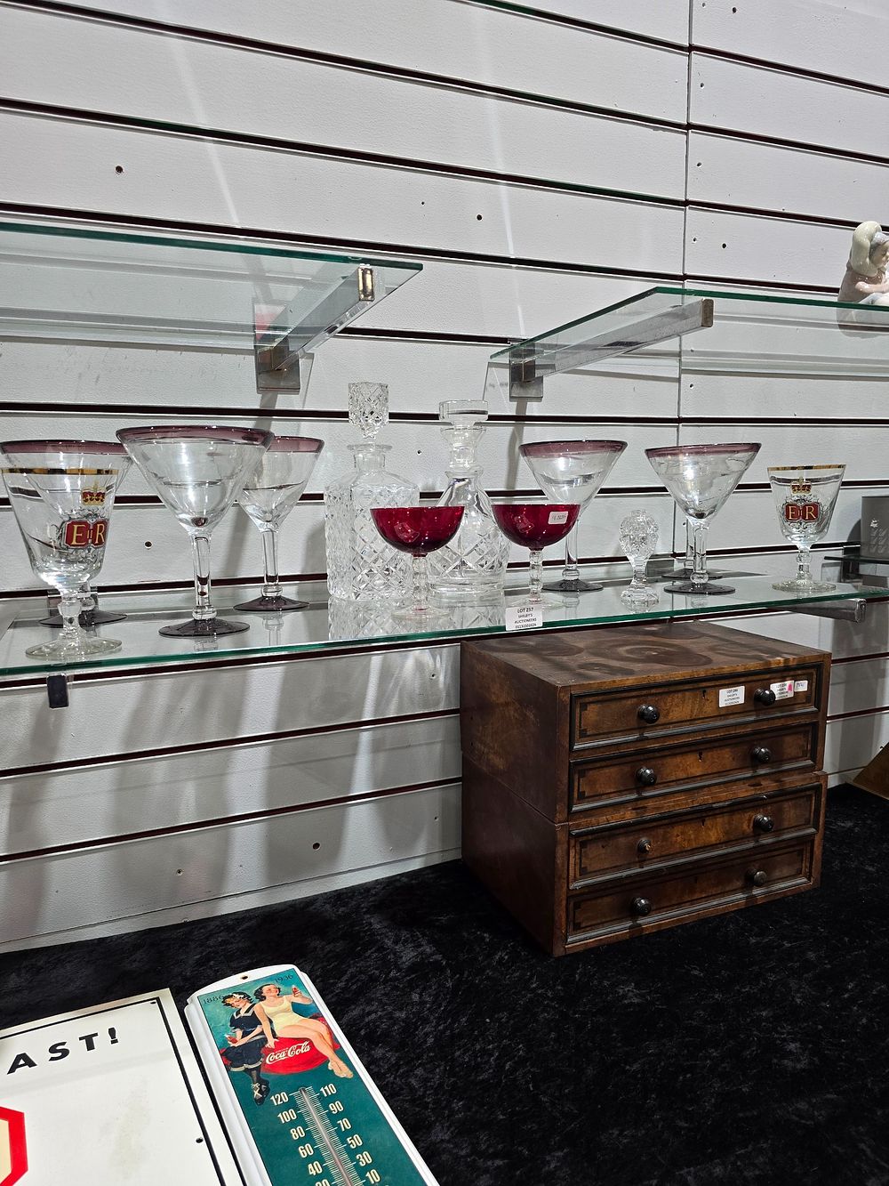 Lot 257: SELECTION OF VARIOUS AGE GLASS WARE ITEMS INCLUDING...