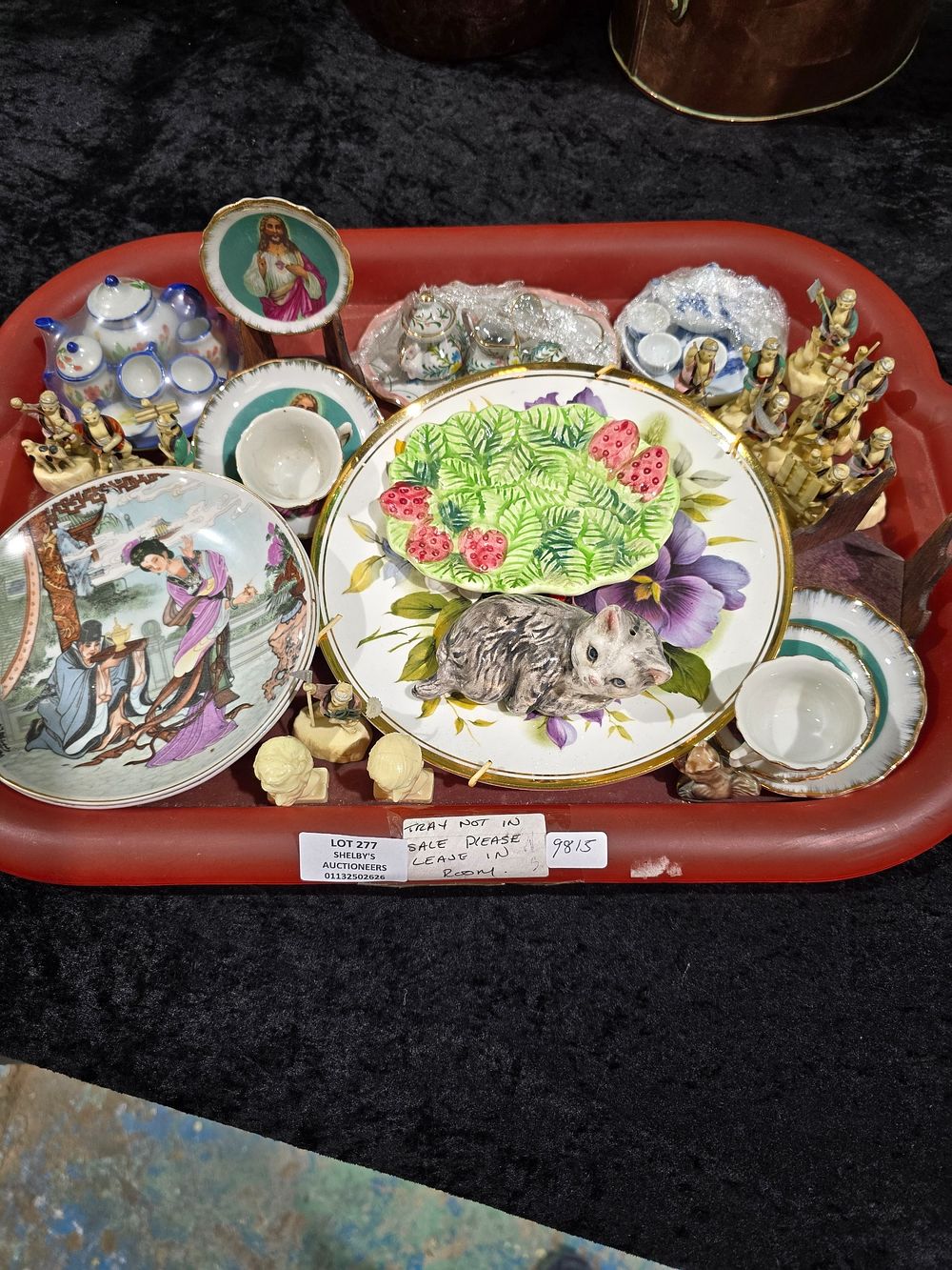 Lot 277: 1 X TRAY CONATING POTTERY WARE ORIENTAL FIGURES...
