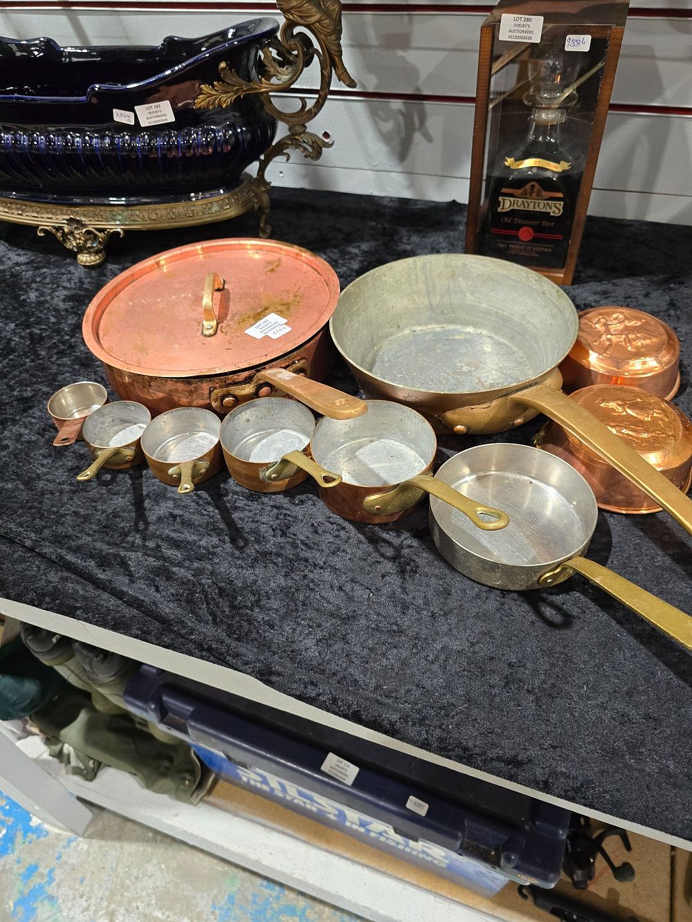 Lot 281: SELECTION OF BRASS AND COPPER PANS