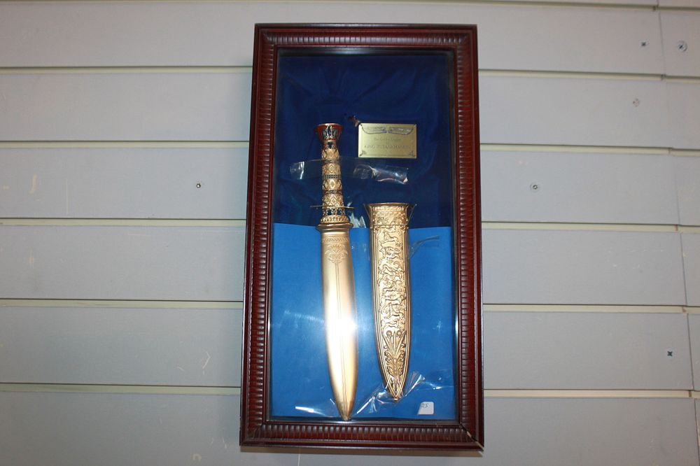 Lot 64: 1 X RELICA GOLDEN DAGGER OF KING TUTANKHAMUN...
