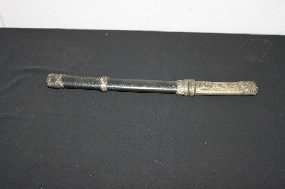 Lot 76: 1 X SMALL REPLICA SAMUARI SWORD