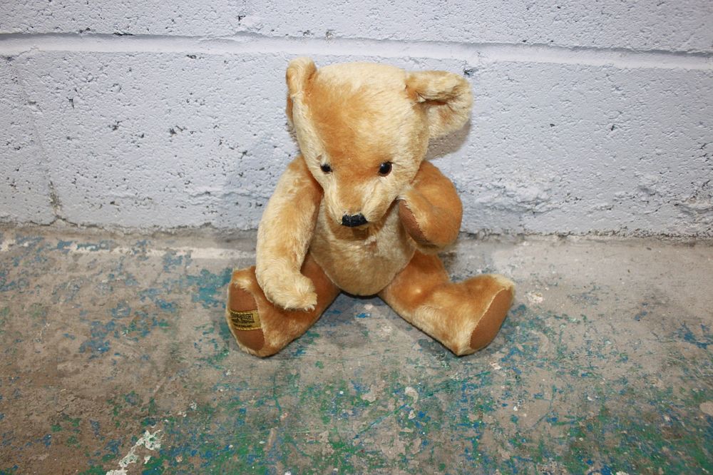 Lot 140: 1 X VNTAGE MERRY THOUGHT BEAR APPROX 16...