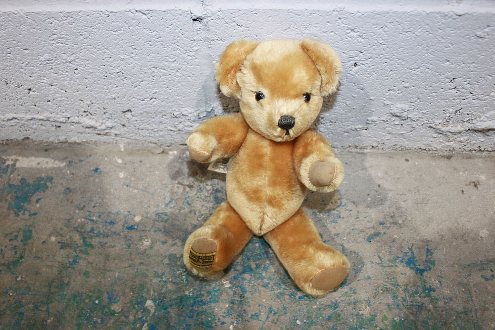 Lot 143: 1 X SMALL VINTAGE MERRY THOUGHT BEAR APPROX...