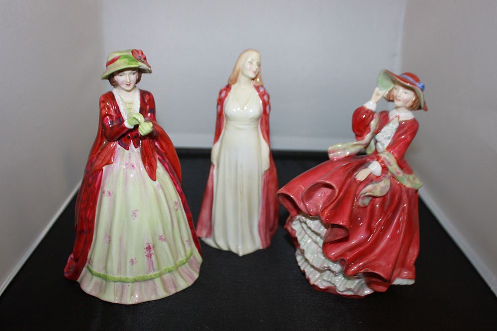Lot 164: 2 X ROYAL DOULTON LADY FIGURINES TOP O...