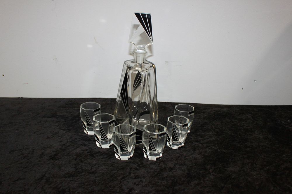 Lot 166: 1 X ART DECO BLACK AND CLEAR GLASS...