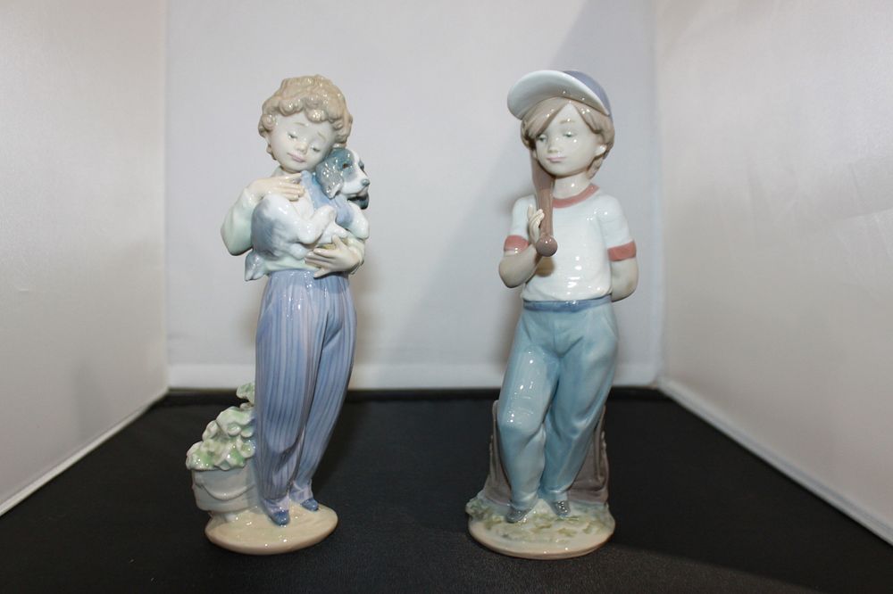 Lot 176: 2 X LLADRO FIGURINES BASE BALL PLAYER AND...