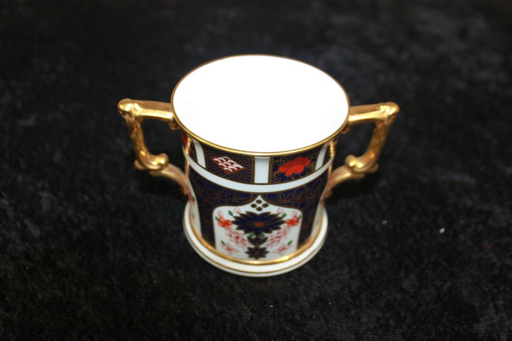 Lot 184: 1 X ROYAL CROWN DERBY IMARI PATTERN TWO...