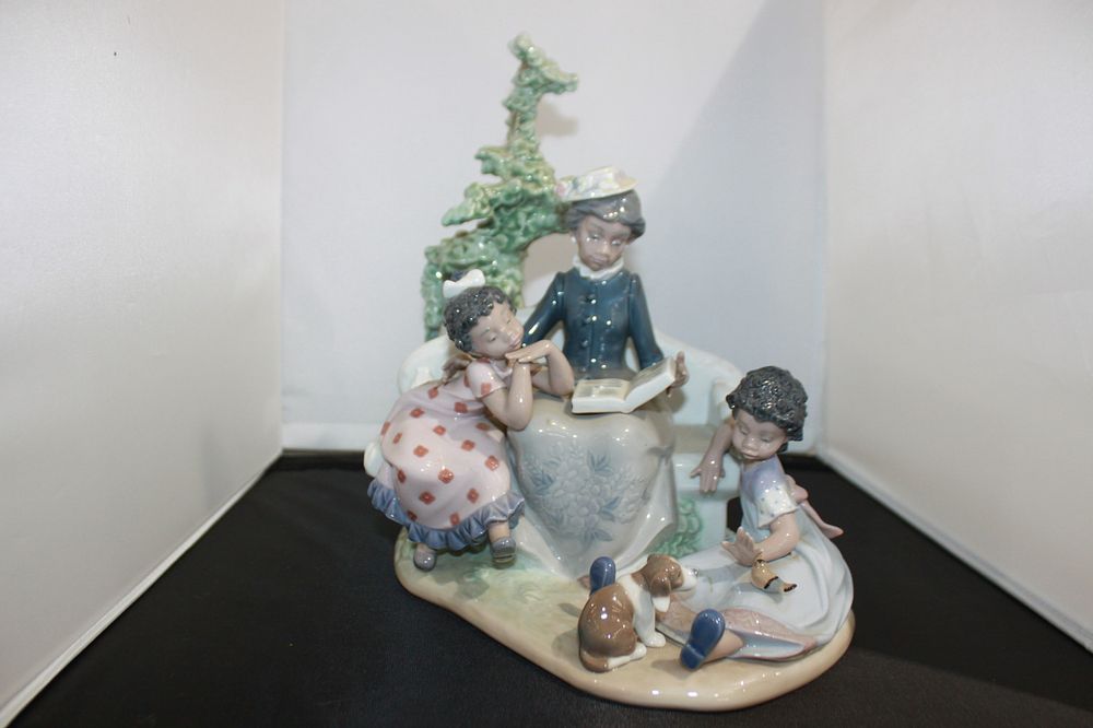 Lot 193: 1 X LARGE LLADRO MOTHER AND CHILDREN FIGURINE...
