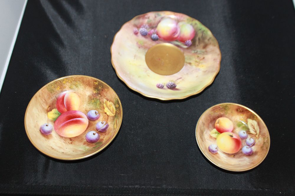 Lot 206: 3 X VARIOUS PIECES OF ROYAL WORCESTER POTTERY...