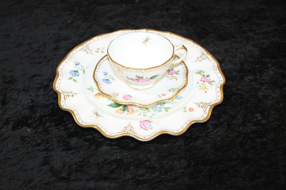 Lot 223: 3 X PIECES OF ROYAL CROWN DERBY PORCELAIN...