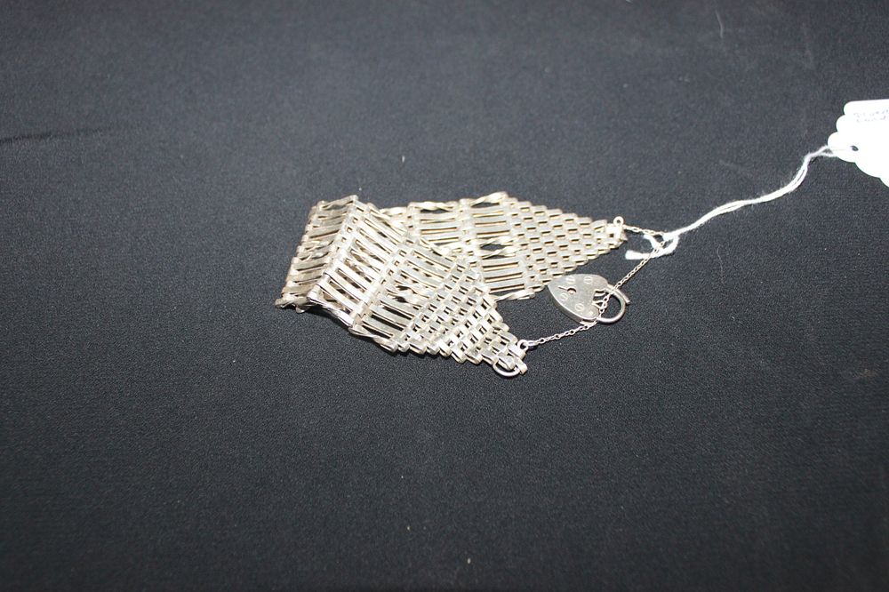 Lot 255: 1 X SILVER LONDON GATE BRACELET 1977