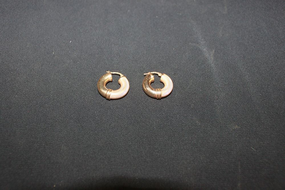 Lot 260: 1 X PAIR OF 9CT GOLD HOOP EARRINGS