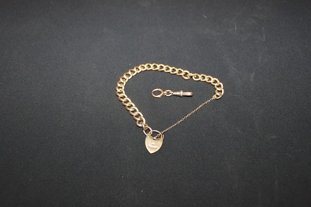 Lot 263: 1 X 9CT GOLD LARGE CURB LINK BRACELET