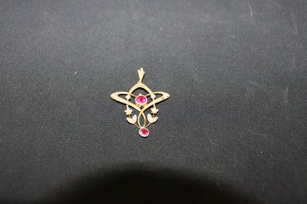 Lot 266: 1 X VICTORIAN 9CT GOLD GARNET INSET PENDANT...