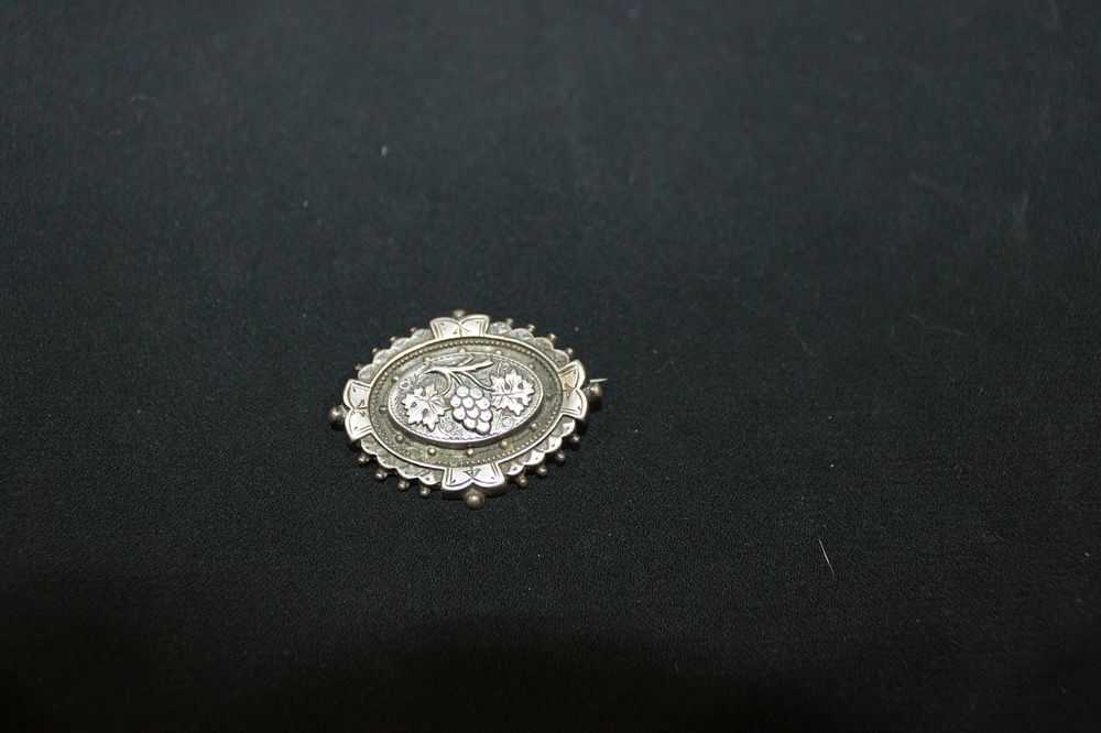 Lot 267: 1 X VICTORIAN SILVER BROOCH