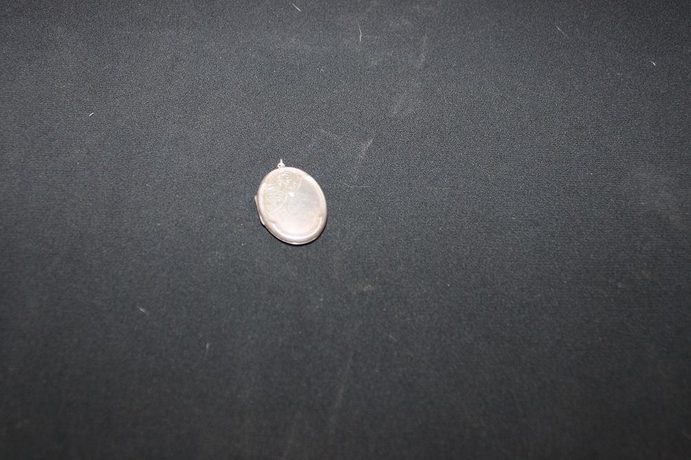 Lot 270: 1 X SILVER LADIES LOCKET OVAL SHAPE