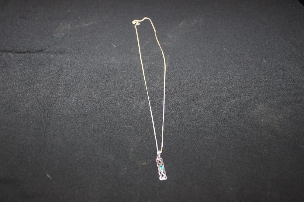 Lot 271: 1 X 925 SILVER INSET PENDANT WITH NECKLACE