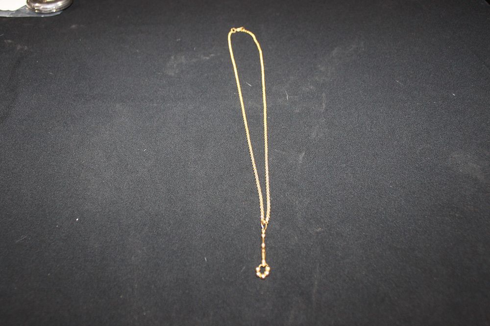 Lot 274: 9CT GOLD NECKLACE WITH 9CT GOLD PENDANT