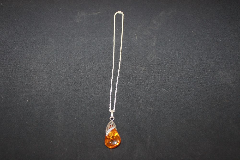 Lot 280: 1X SILVER AND AMBER PENDANT WITH NECKLACE