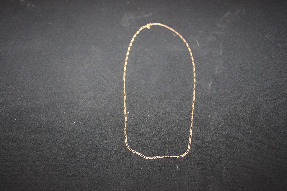 Lot 283: 1 X 9CT GOLD SMALL FLAT LINK CURB...
