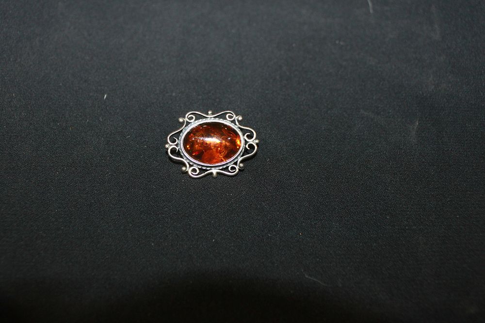 Lot 285: 1 X SILVER AND AMBER LADIES BROOCH