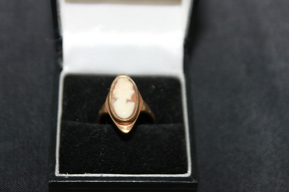 Lot 291: 1 X 9CT GOLD T&S CAMEO RING BIRMINGHAM...